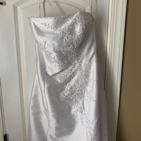 Wedding Dress - Picture 6 of 9